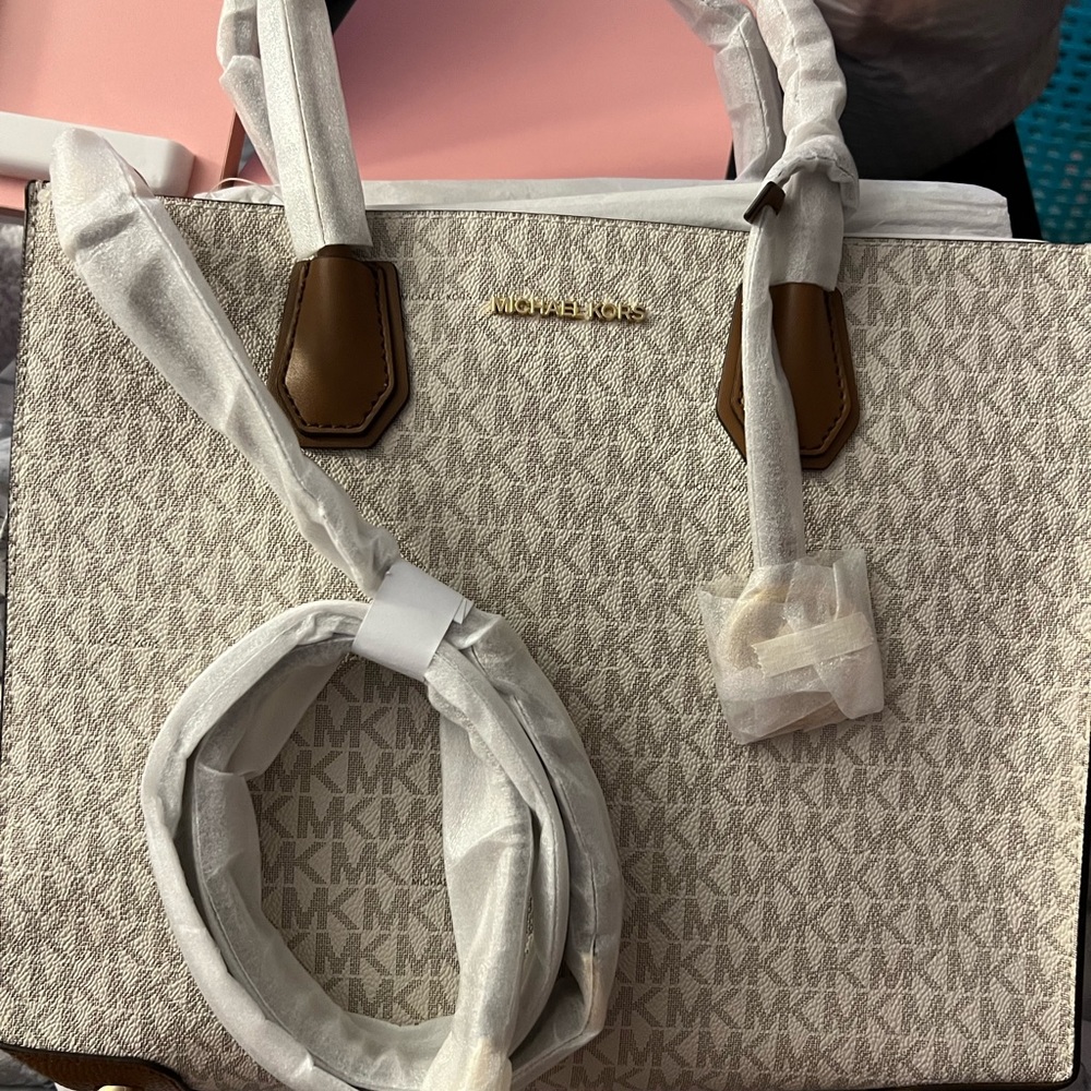 Micheal Kors Purse with strap for shoulder